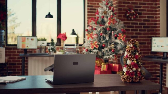 decoracion oficina decoración navideña para oficina árbol de navidad pequeño sobre el escritorio junto a la computadora