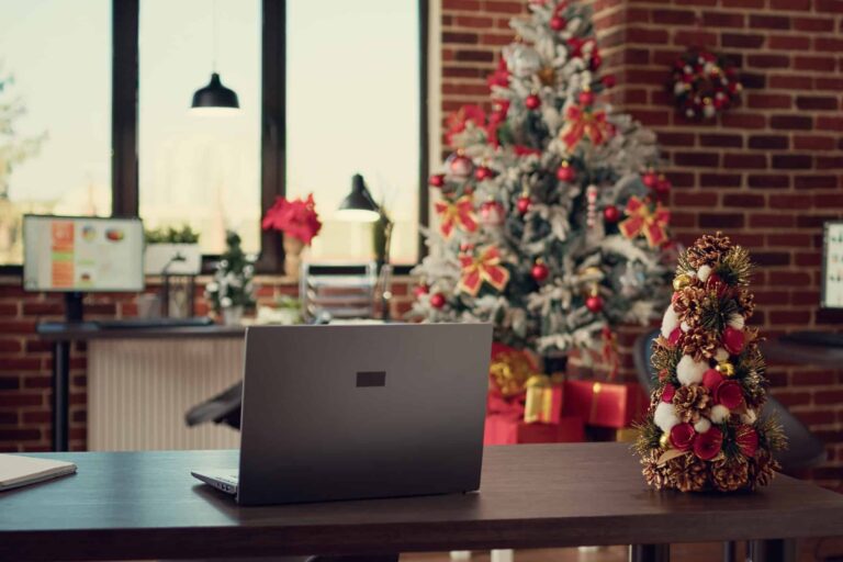 decoración navideña para oficina árbol de navidad pequeño sobre el escritorio junto a la computadora