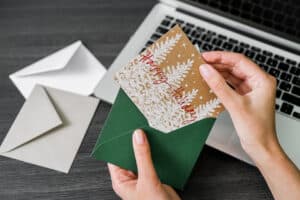 invitacion en sobre para la fiesta e fin de año empresarial