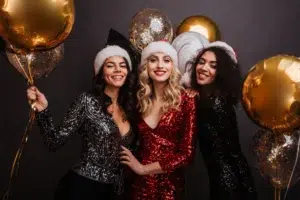 tres colaboradoras con outfit para fiesta de fin de año de la empresa