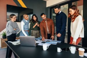 equipo de trabajo con buena organización e intereses similares trabajando en un proyecto