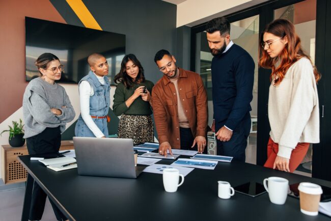 beneficios trabajo equipo equipo de trabajo con buena organización e intereses similares trabajando en un proyecto