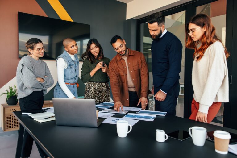 equipo de trabajo con buena organización e intereses similares trabajando en un proyecto