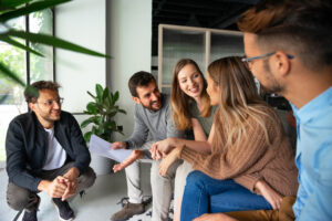 equipo de trabajo llevando a cabo una dinámica de integración
