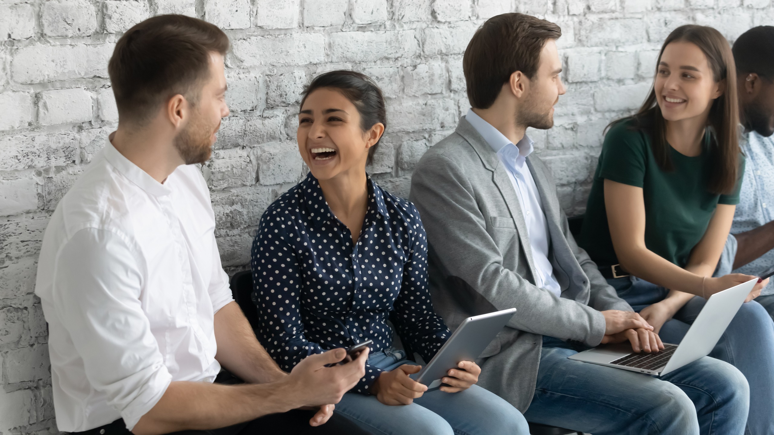 compañeros de trabajo conociéndose en su dinámica de integración