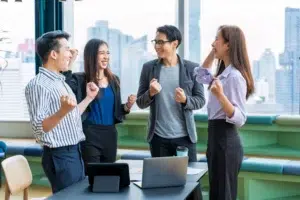 grupo de personas realizando una dinámica de motivación en la oficina