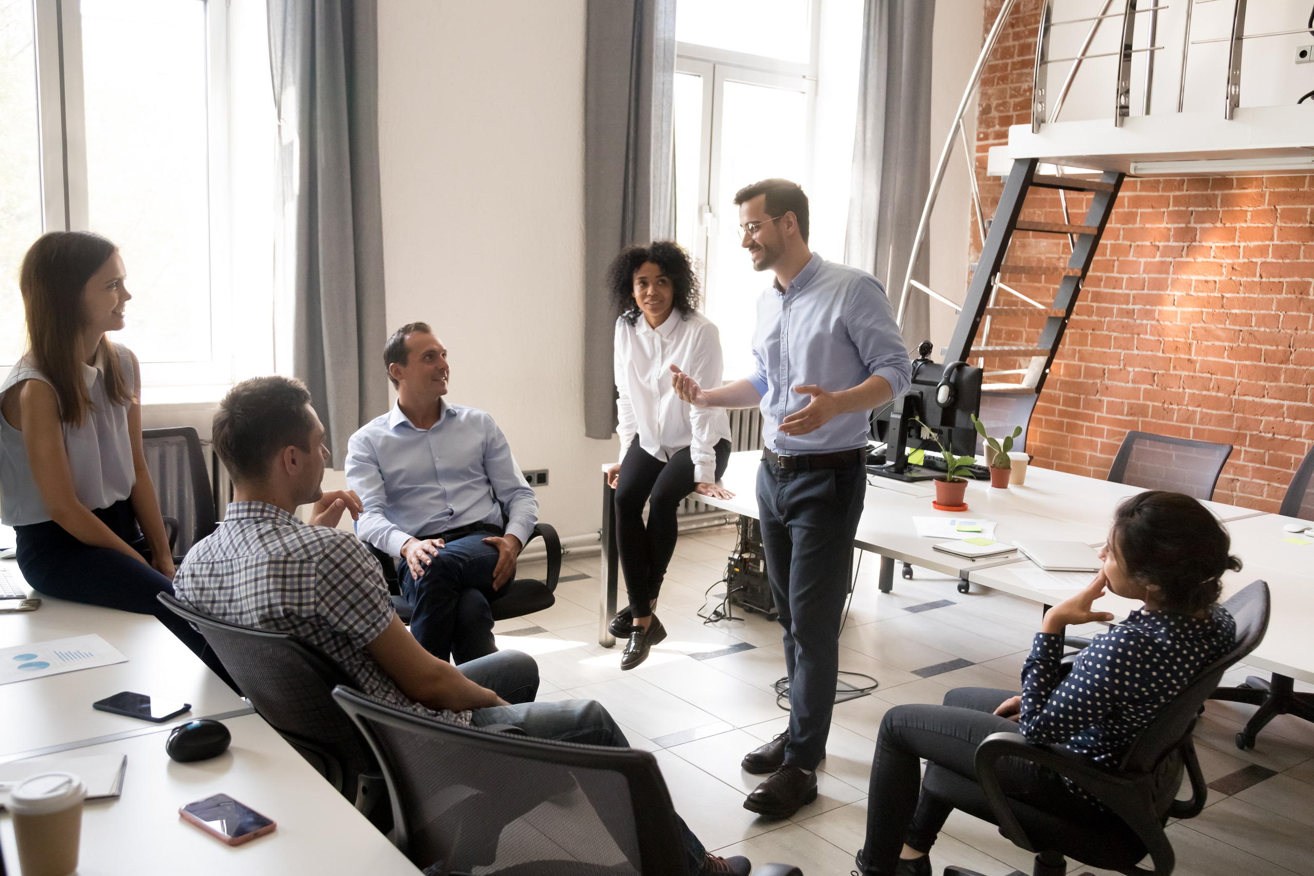 habilidades lider empresa líder dando explicación a su equipo de trabajo