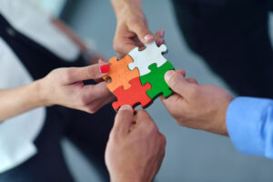 integrantes de un grupo llevando a cabo un juego de trabajo en equipo