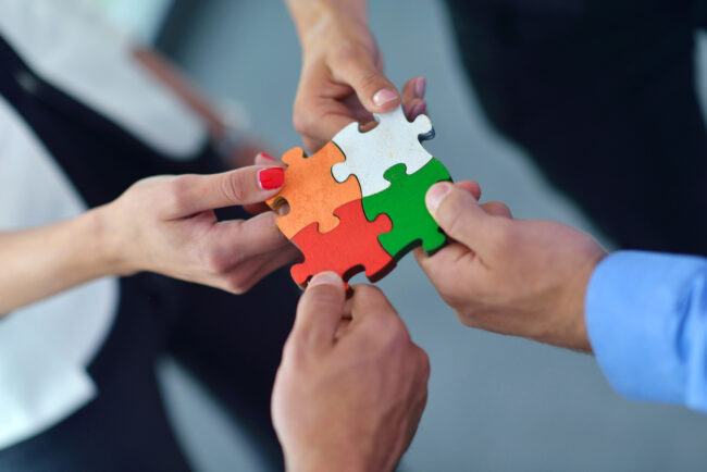 integrantes de un grupo llevando a cabo un juego de trabajo en equipo