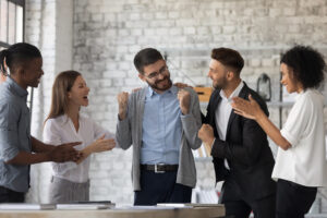 grupo de trabajo realizando una técnica energizante