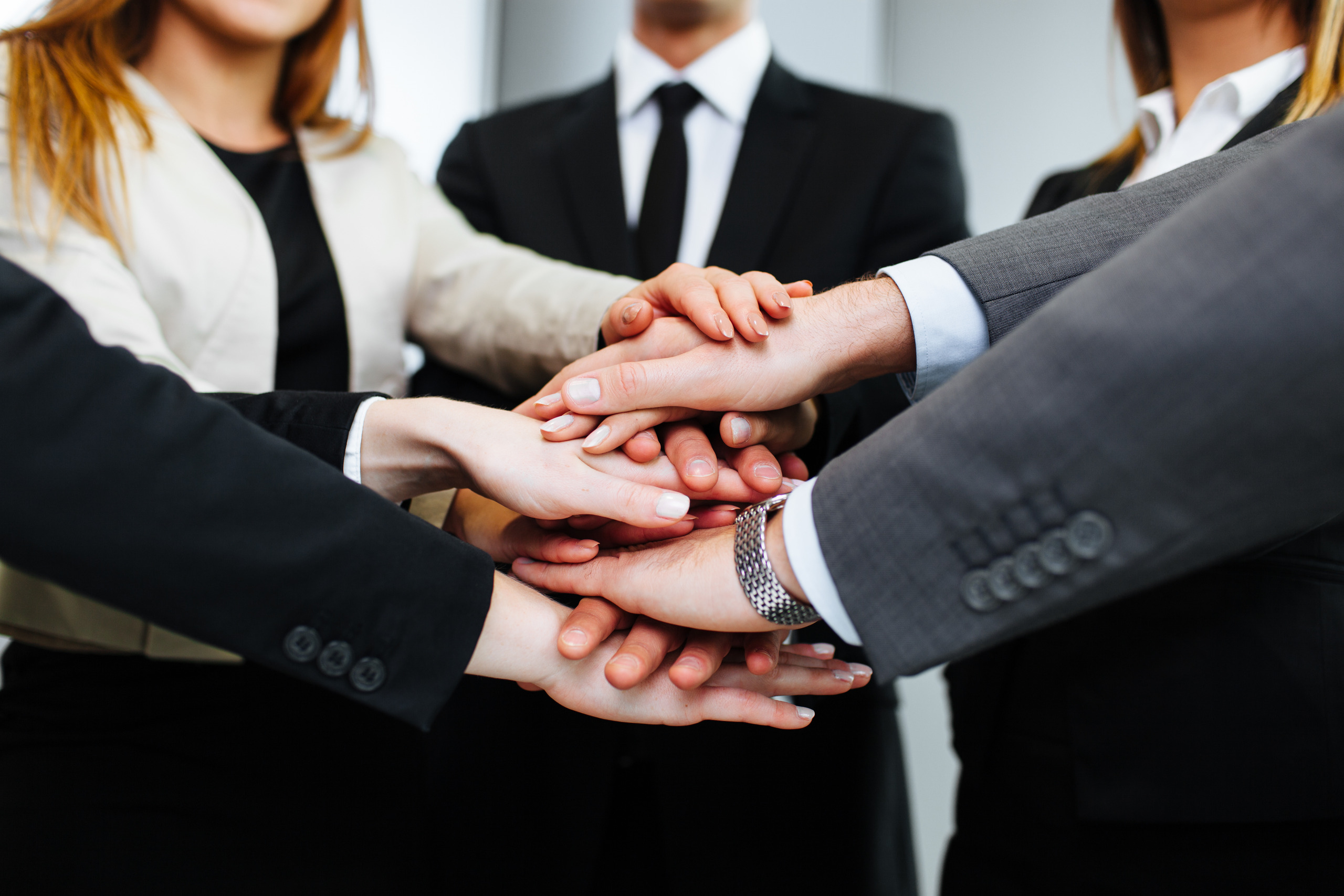 trabajo equipo equipo de trabajo reuniendo sus manos gracias a la buena organización y al sentido de pertenencia