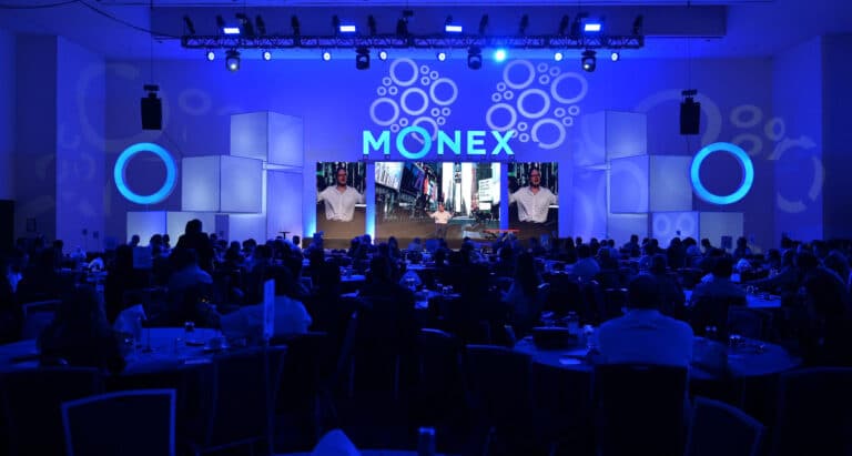 escenario y asistentes evento monex
