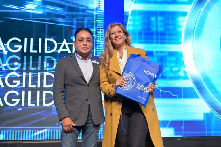 integrantes de monex con bolsa de la empresa