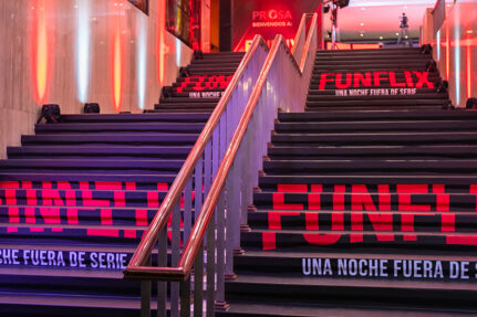escaleras decoradas con funflix para evento prosa