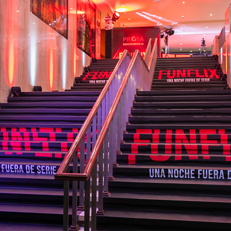 escaleras decoradas con funflix para evento prosa