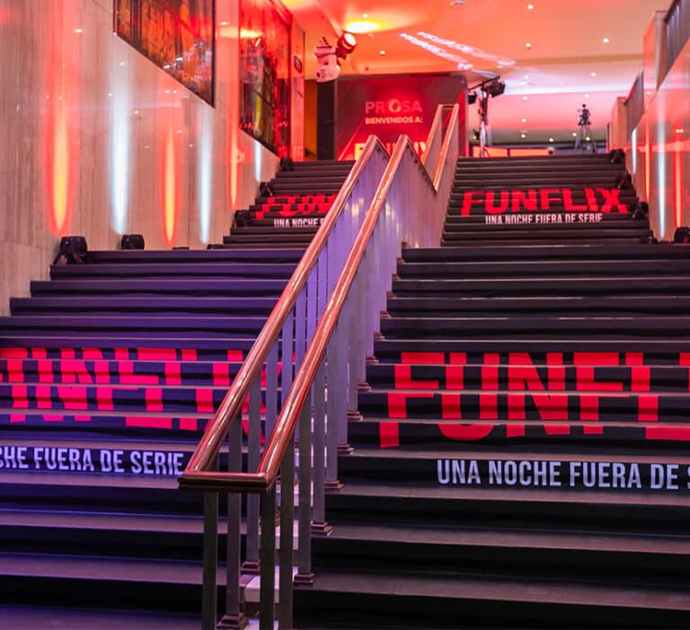 escaleras decoradas con funflix para evento prosa