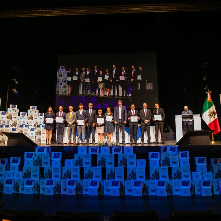 entrega de reconocimentos en escenario del evento fundación telmex telcel