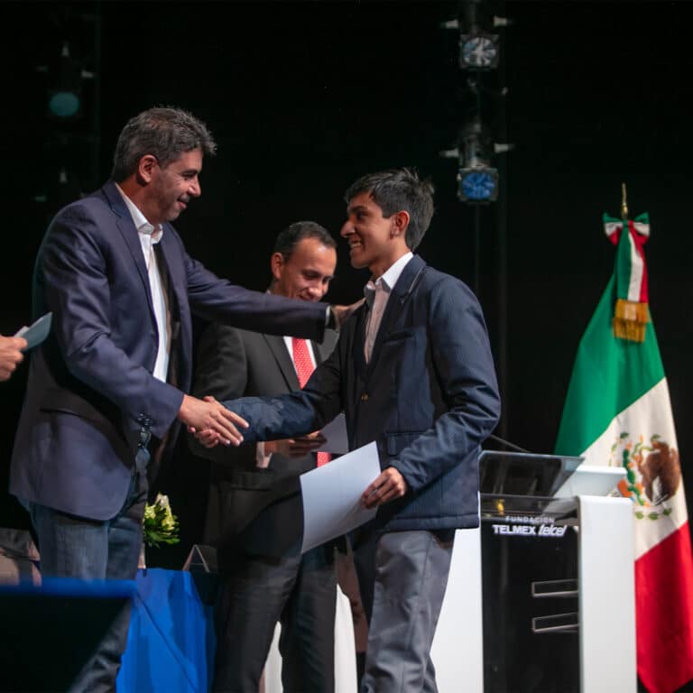 arturo elías ayub entregando reconocimiento en evento fundación telmex telcel