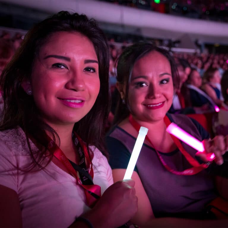 dos mujeres participantes en activacion lazo rosa para fundacion imss