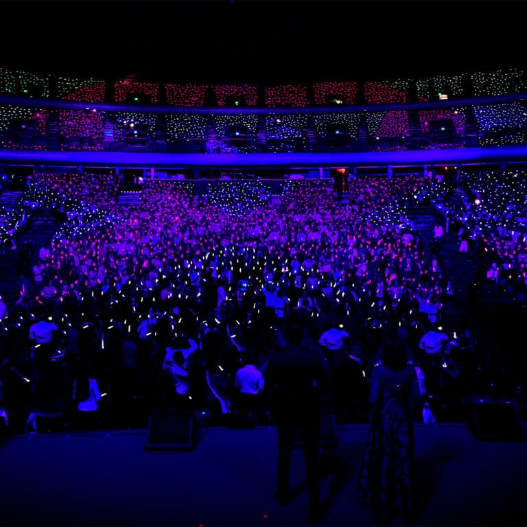 auditorio iluminado en evento activacion lazo rosa para fundacion imss