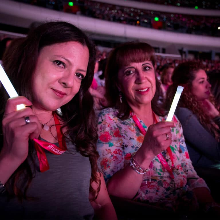 dos asistentes mujeres en activacion lazo rosa para fundacion imss