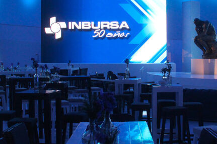 montaje mbiliario de celebracion 50 aniversario para inbursa