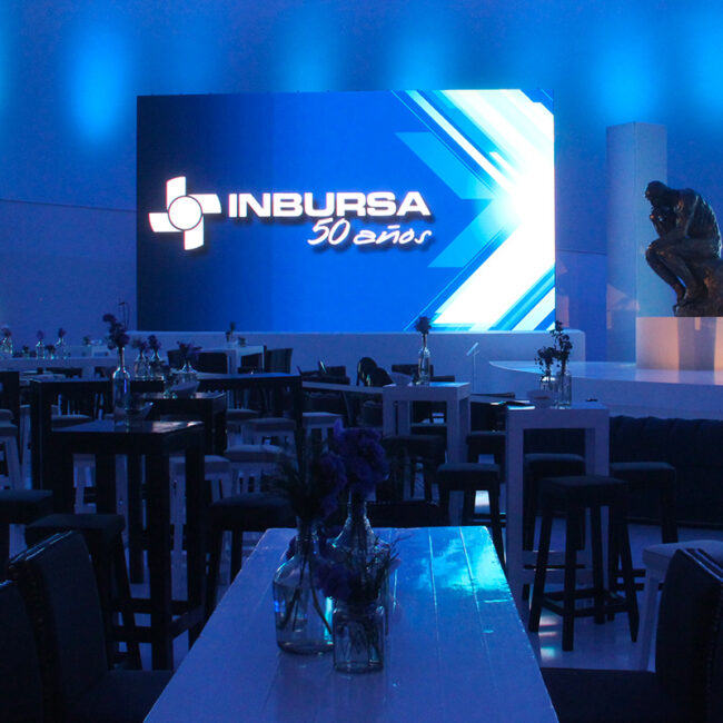 montaje mbiliario de celebracion 50 aniversario para inbursa