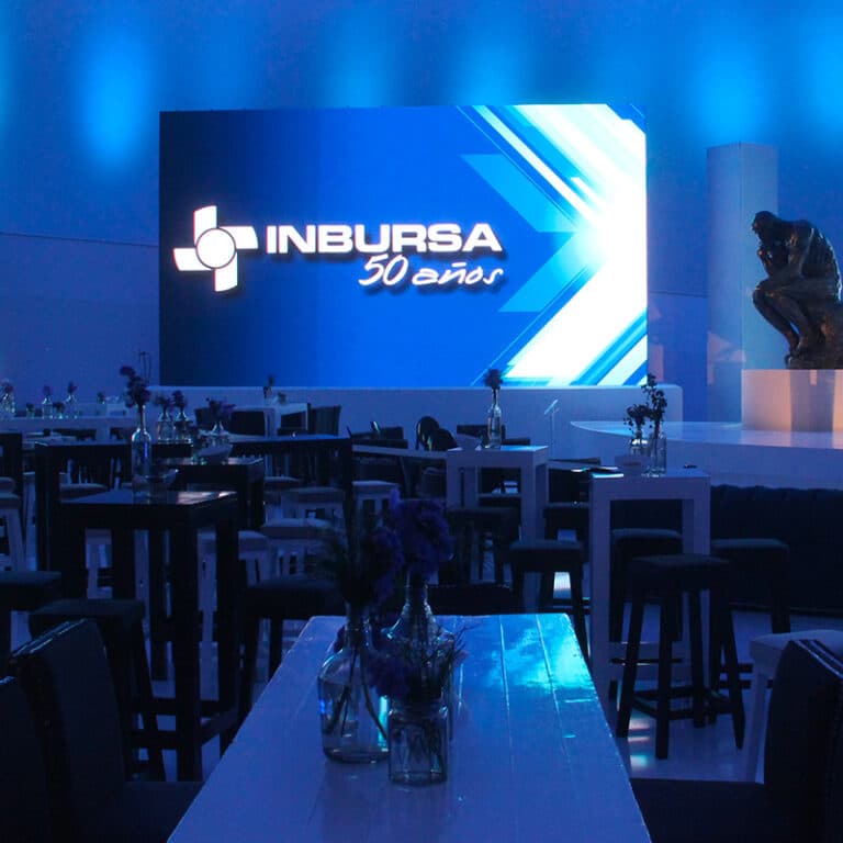 montaje mbiliario de celebracion 50 aniversario para inbursa