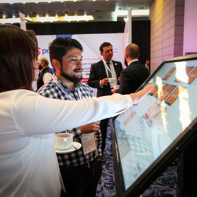 asistentes realizando actividad en pantalla inteligente en 13a convencion nacional asofom