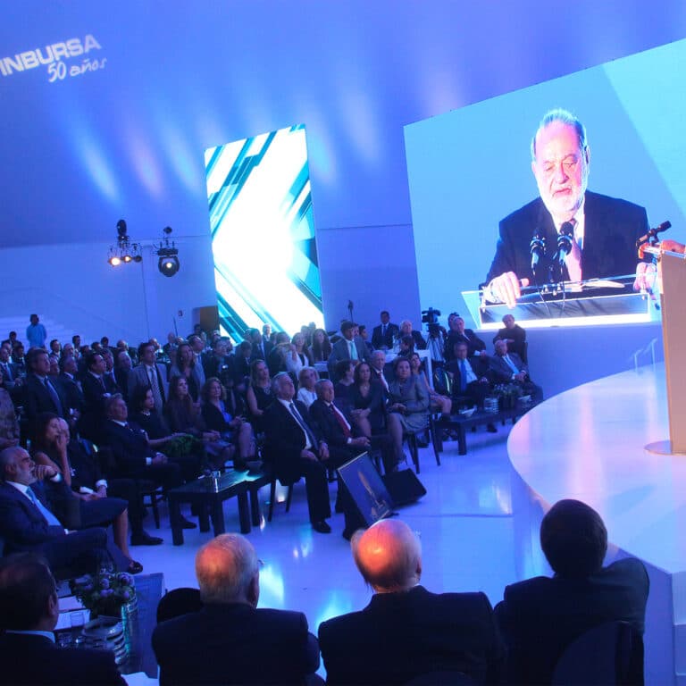 Carlos slim en pantalla de celebracion 50 aniversario para inbursa