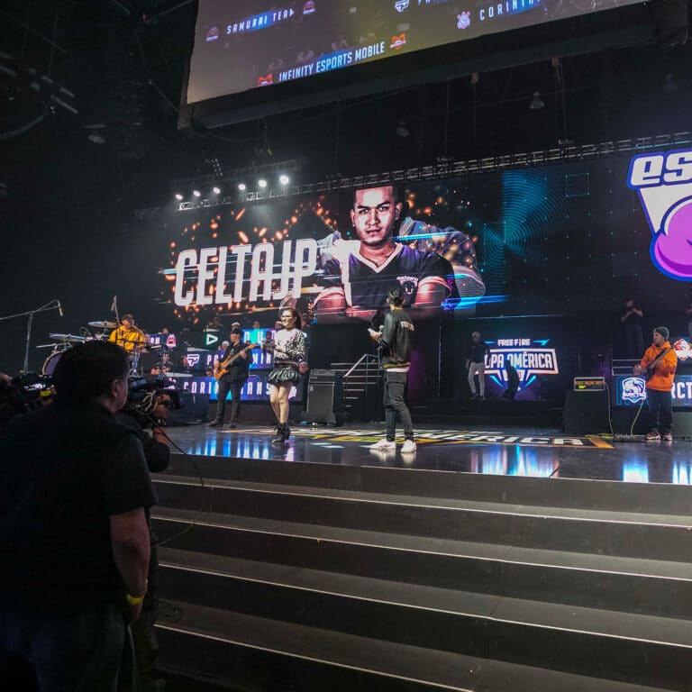 conductores en escenario de la copa america free fire 2020 para garena