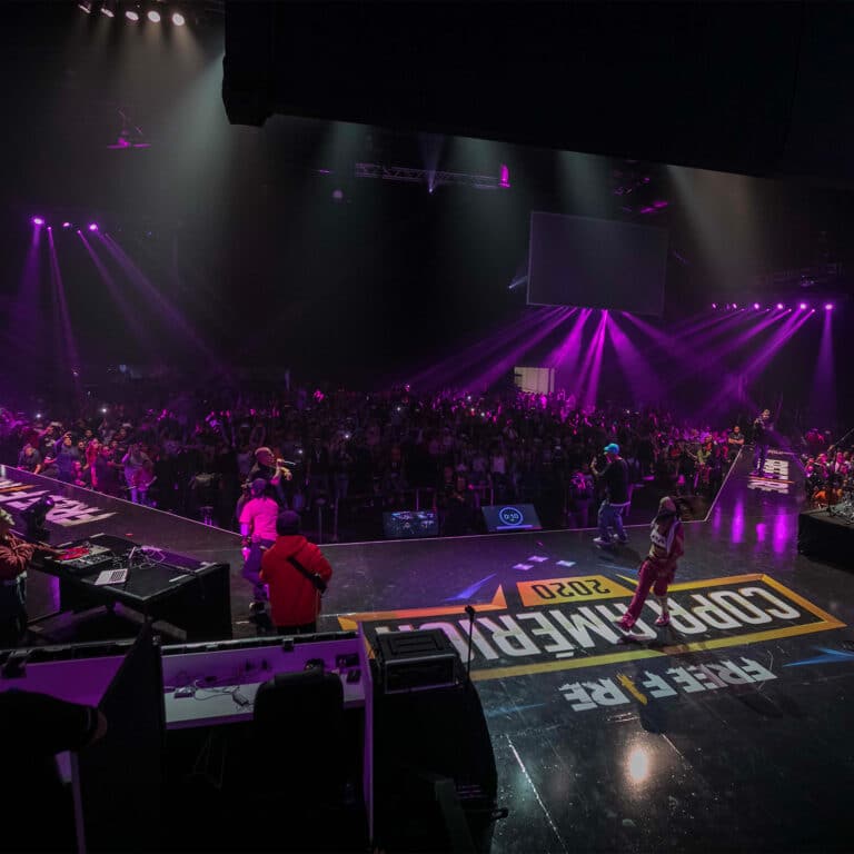 vistadesde la parte trasera del escenario al evento de la copa america free fire 2020 para garena