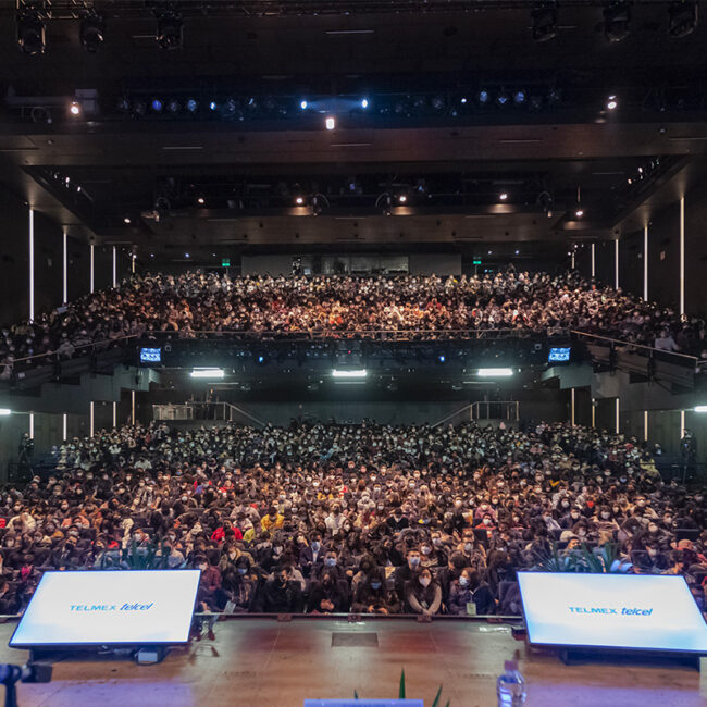 auditorio lleno para entrega de becas fundacion telmex telcel
