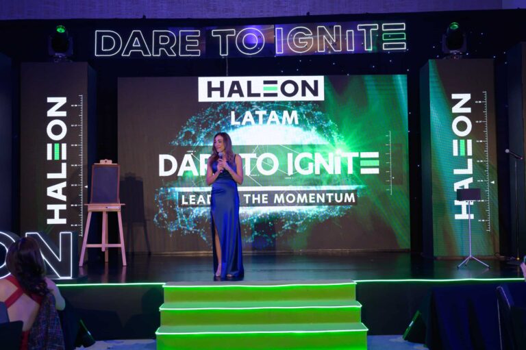 presentadora en escenario en haleon mkt latam evento virtual streaming internacional