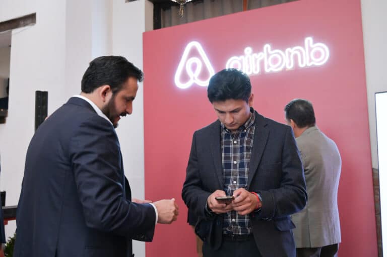 asistentes al evento prensa airbnb