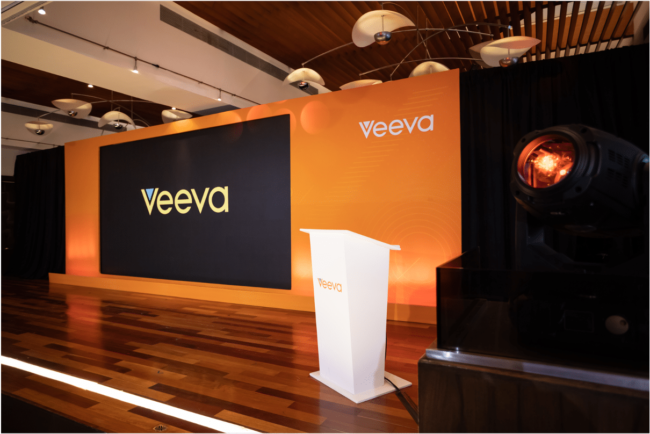 escenario y atril del evento lanzamiento rd veeva