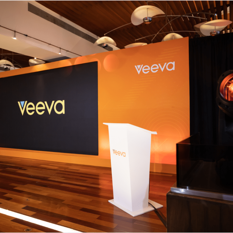 escenario y atril del evento lanzamiento rd veeva