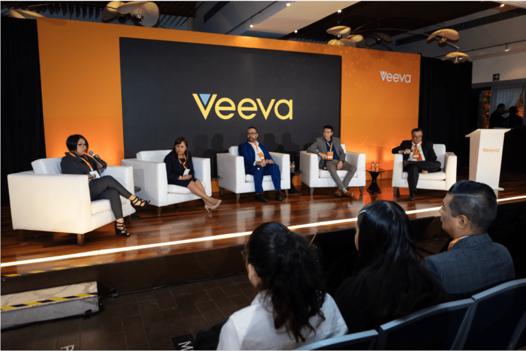 ponentes sentados en escenario del evento lanzamiento rd veeva