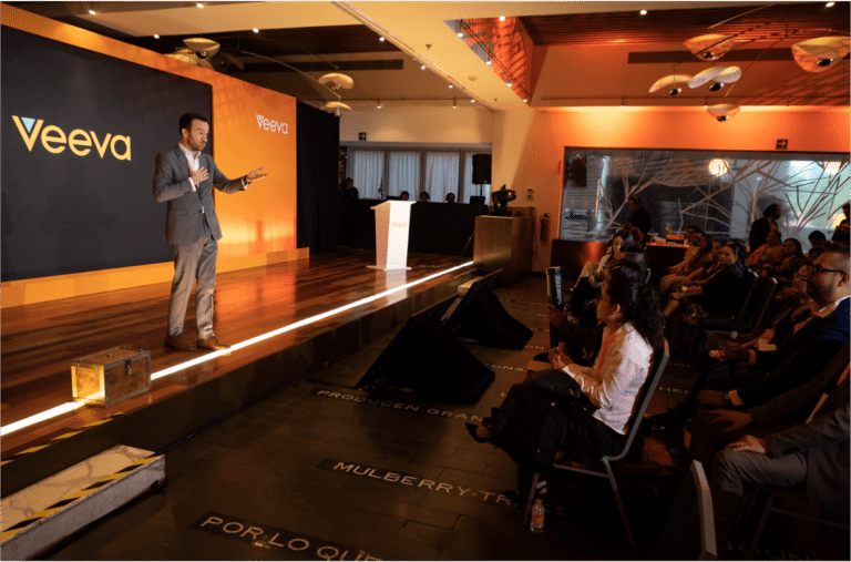 victor castañeda como presentador en evento lanzamiento rd veeva