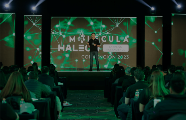 presentación en escenario en molecula haleon convencion 2023