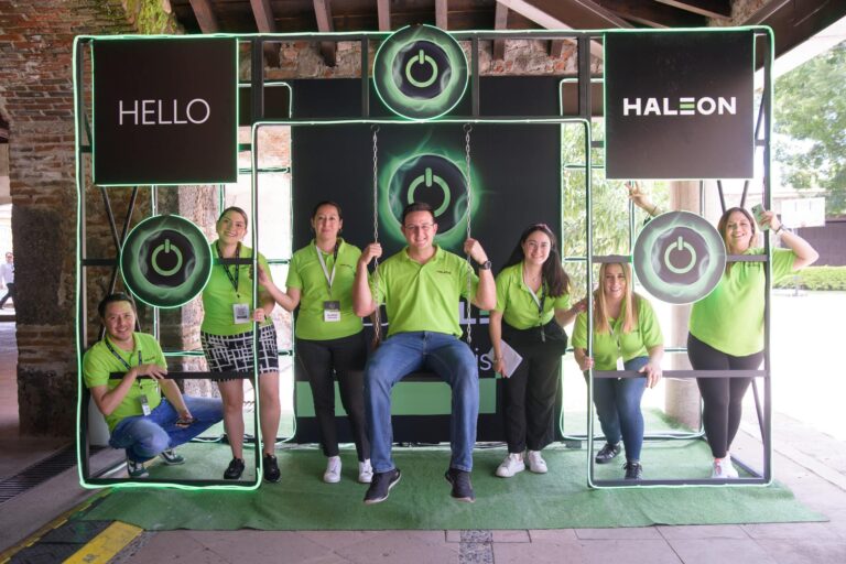 asistentes en stand para fotos en molecula haleon convencion 2023