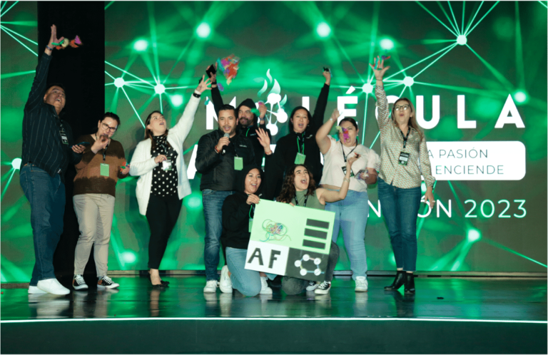 equipo de trabajo en escenario de molecula haleon convencion 2023