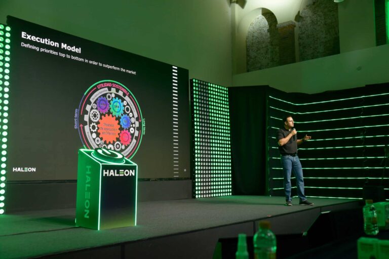 speaker en escenario de evento molecula haleon convencion 2023