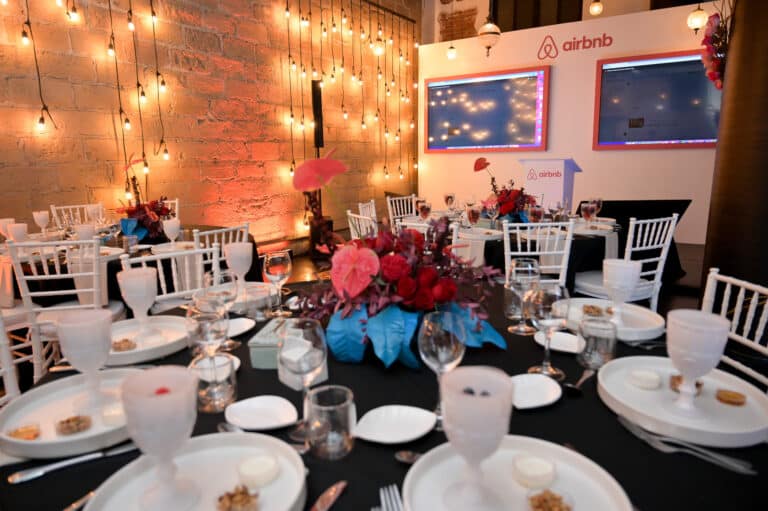 montaje de mesas para evento prensa airbnb