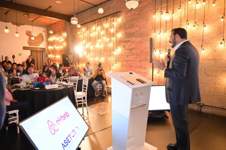 speaker en evento prensa airbnb