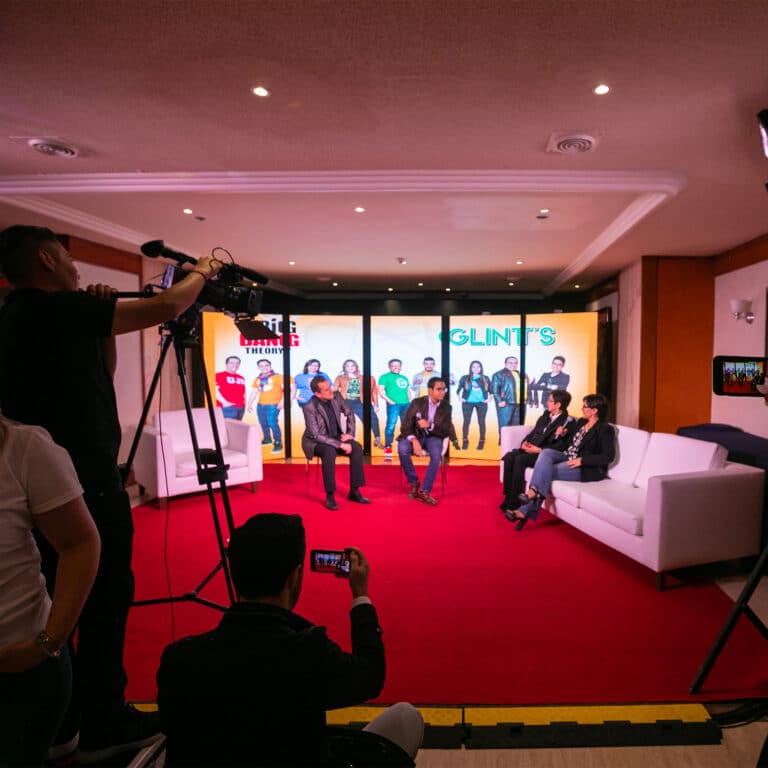 entrevista a asistentes en fiesta navidad prosa
