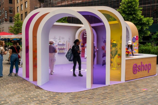 tienda activacion marca personas en un stand de activación de marca