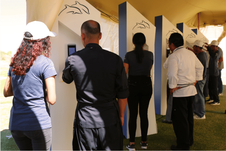 invitados realizando actividades en evento twin dolphin lanzamiento