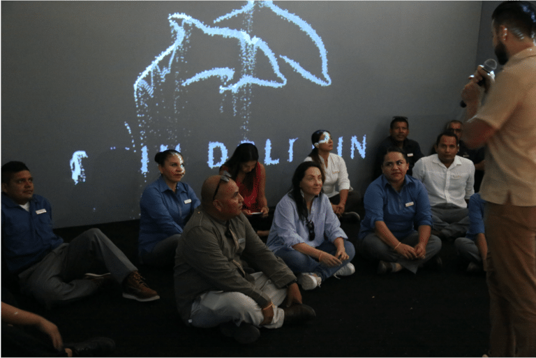 asistentes en actividad sentados en el piso en twin dolphin lanzamiento