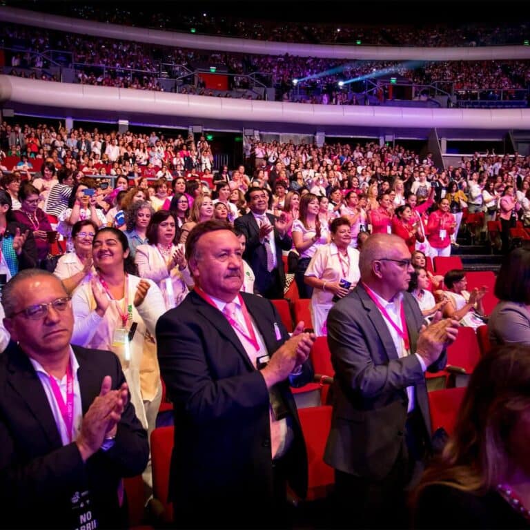 auditorio lleno en activacion lazo rosa para fundacion imss